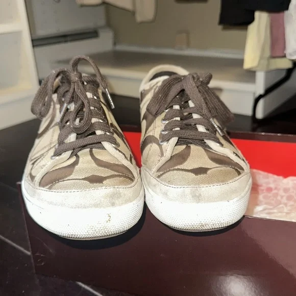 My husbands coach sneakers from back in the day! Few years old. VERY good cond. - Picture 7 of 10